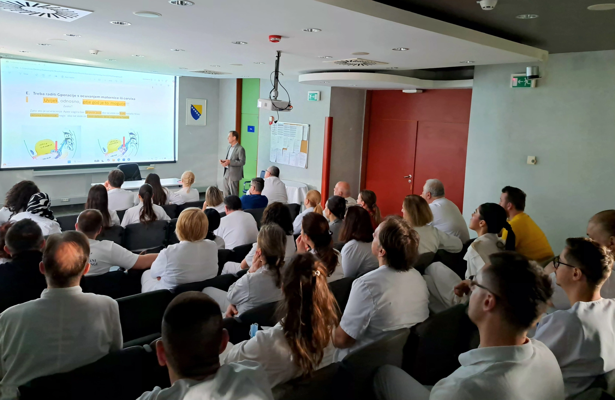 Nastavljen prenos znanja iz dijaspore u BiH u oblasti uroginekologije: posjeta dr. Senada Habibovića KCUS-u